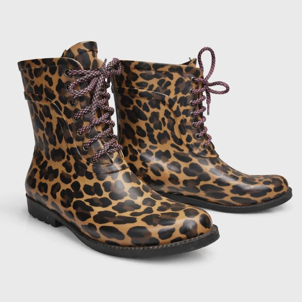 NWOT. Size 8. J Crew Lace-Up Rain Boots in Tan/Black Leopard with purple laces